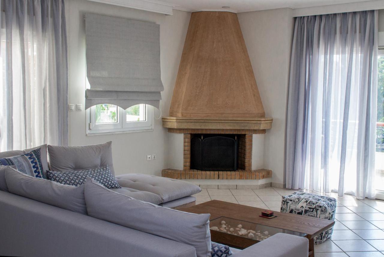 Luxury Seaview Apartment By The Sea Saronida Екстериор снимка
